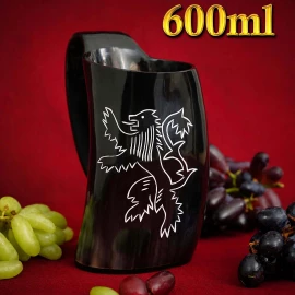 Hornkrug 600ml mit Löwengravur und Lederriemen zum Aufhängen am Gürtel