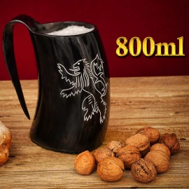 800ml korbel z rohu od Mythrojan s rytinou lva a červeným řemínkem na zavěšení na opasek