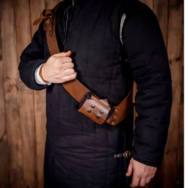 Lederbandolier mit Halter für Schwerter und Säbel mit Fell und Schnappverschluss