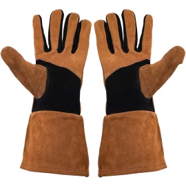 Fencing gloves made of strong soft suede leather in two colours