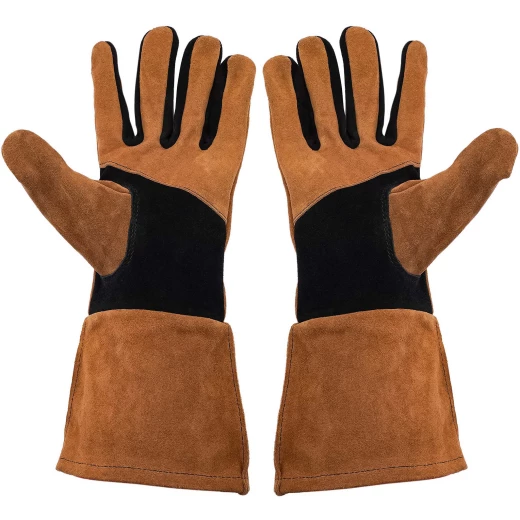 Fencing gloves made of strong soft suede leather in two colours