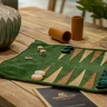 Hochwertiges, handgefertigtes Roll-Up-Backgammon-Set aus waldgrünem Wildleder