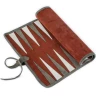 Hochwertiges, handgefertigtes Roll-Up-Backgammon-Set aus burgunderrotem Wildleder