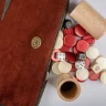 Hochwertiges, handgefertigtes Roll-Up-Backgammon-Set aus burgunderrotem Wildleder